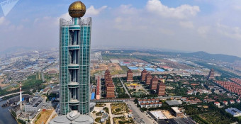 В китайской деревне построили огромный небоскреб. Как живут в китайской деревне